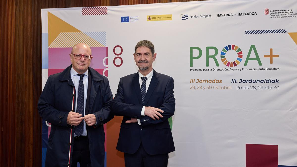 El consejero de Educación, Carlos Gimeno, junto al secretario de Estado de Educación, Abelardo de la Rosa, en el inicio de la jornada. El consejero de Educación, Carlos Gimeno, junto al secretario de Estado de Educación, Abelardo de la Rosa, en el inicio de la jornada.