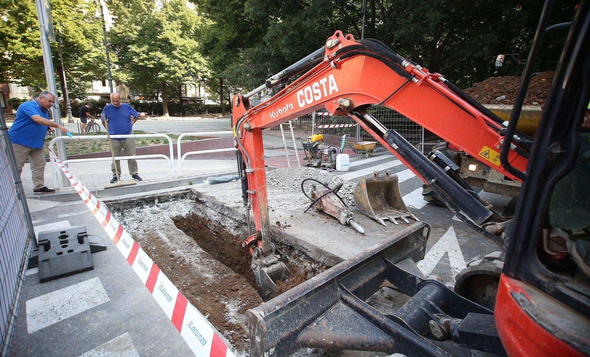 Fotos del inicio de las catas previas al comienzo de las obra del Paseo de Sarasate