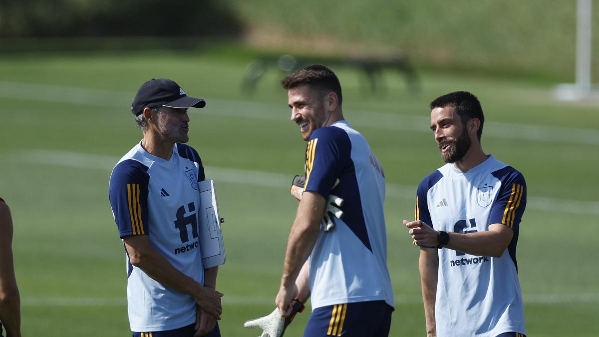 Simón y Luis Enrique, durante un entrenamiento en el Mundial de Qatar de 2022.