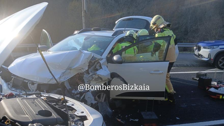 Dos heridos en un accidente de tráfico en Muxika