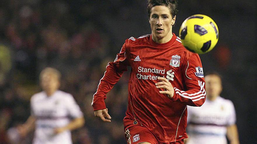 El jugador del equipo inglés del Liverpool, Fernando Torres, controlando el balón durante un partido de la Premier League inglesa.