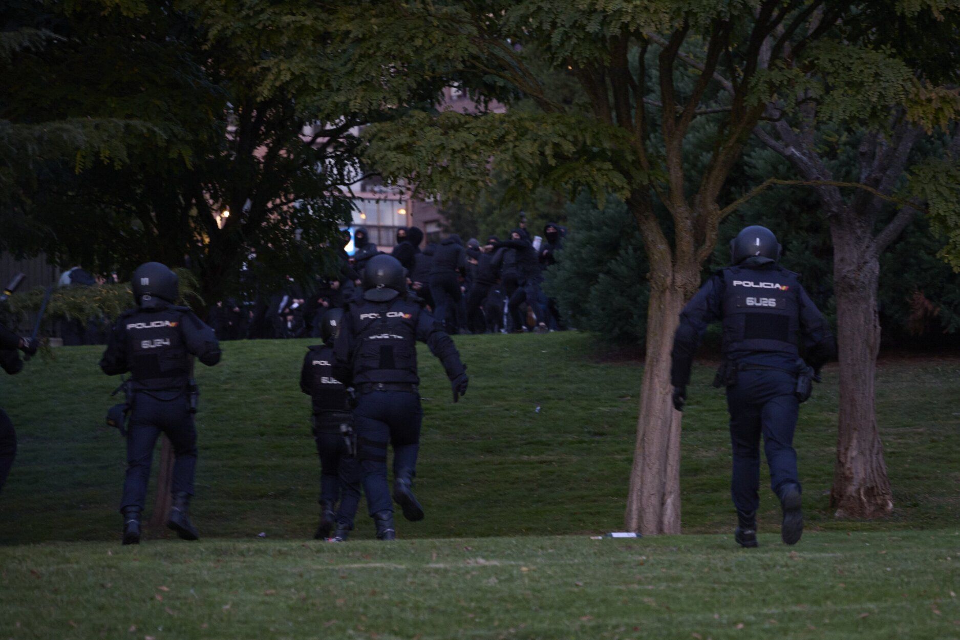 En imágenes | Altercados en la Universidad de Navarra tras la suspensión de un acto de Vito Quiles
