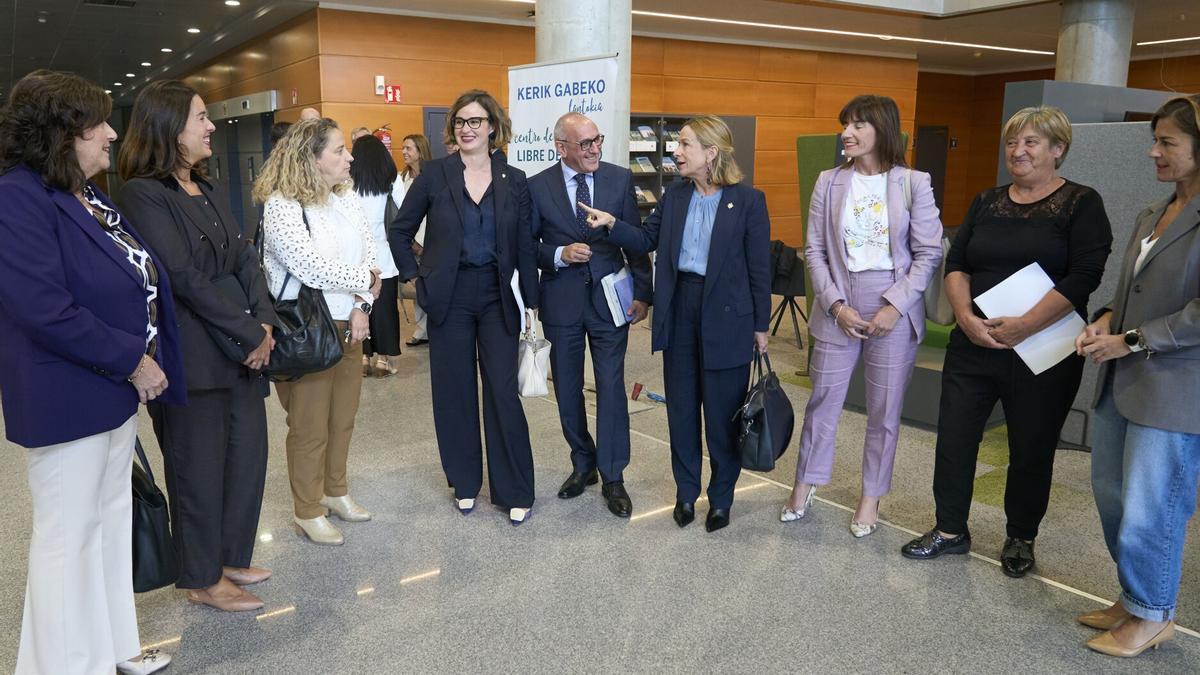 El consejero de Hacienda junto con las titulares forales de Hacienda y las diputadas y diputado general de los tres territorios de la CAV.