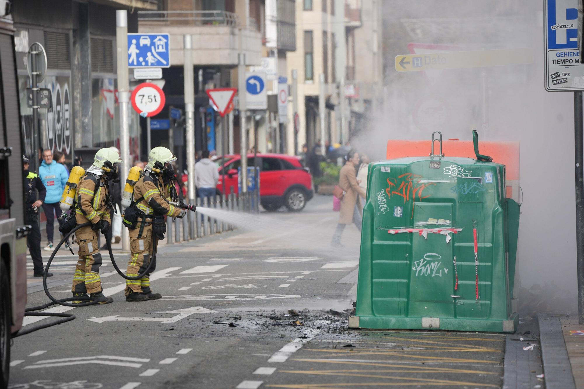 En imágenes: Arde un contenedor en Fueros a plena luz del día