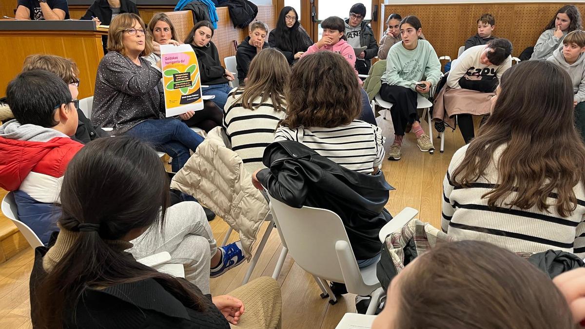 Un agrupo de alumnos de Galdakao explicando en el salón de plenos sus avances en la Agenda 2030 escolar