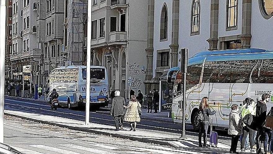 Una negociación ‘in extremis’ evita la huelga  de autobuses