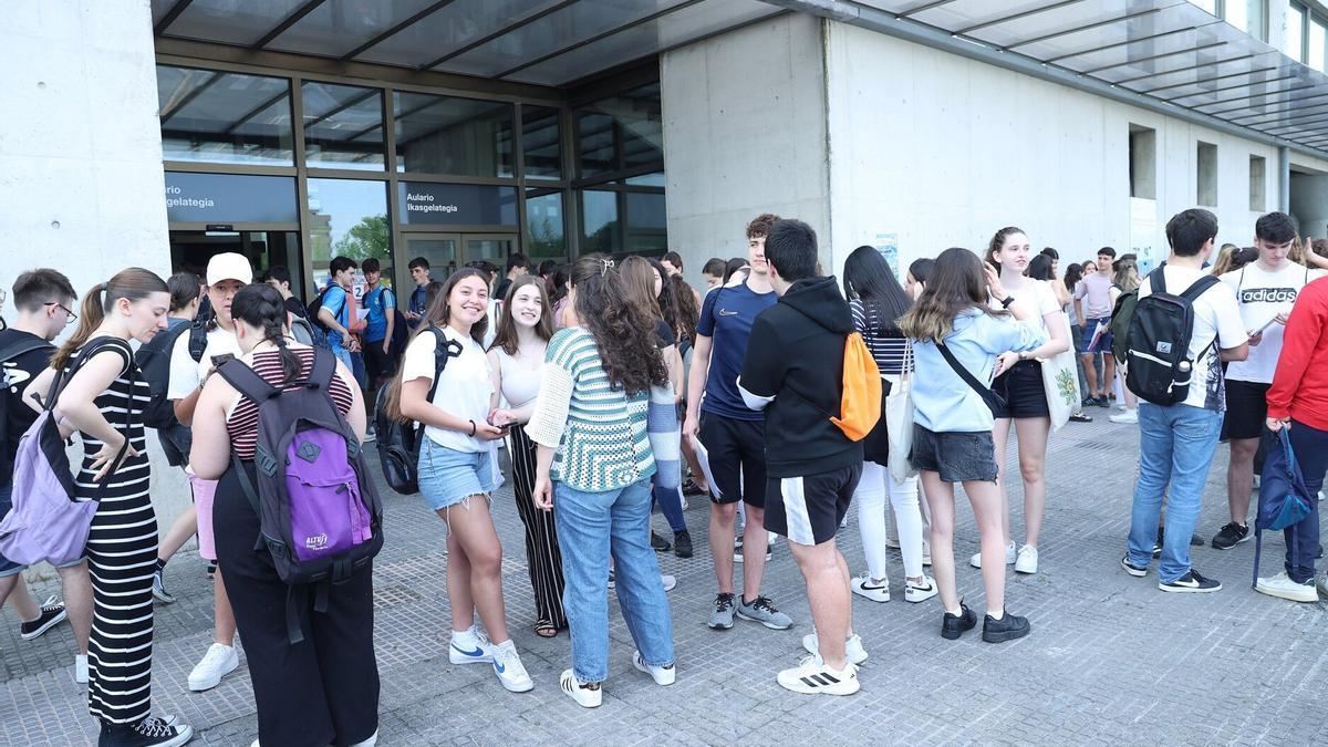 Numerosos estudiantes antes de acceder a los exámenes de la EVAU en la UPNA.