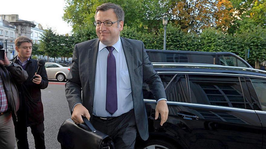 El ministro de Exteriores belga, Steven Vanackere, sonríe a su llegada a la reunión del Consejo de Ministros.