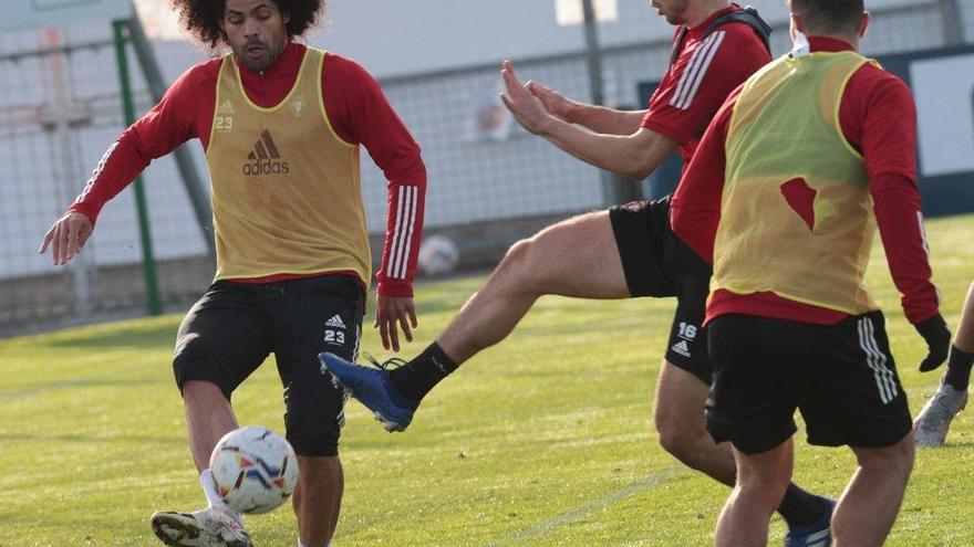 Calleri intenta arrebatar el balón a Aridane, en el entrenamiento de esta mañana en Tajonar.