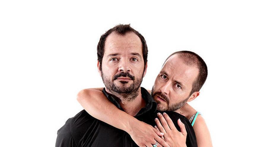Ángel Martín, sosteniendo a un Ricardo Castella muy particular. Ambos dan vida a Ryan y a Natalie en este montaje.