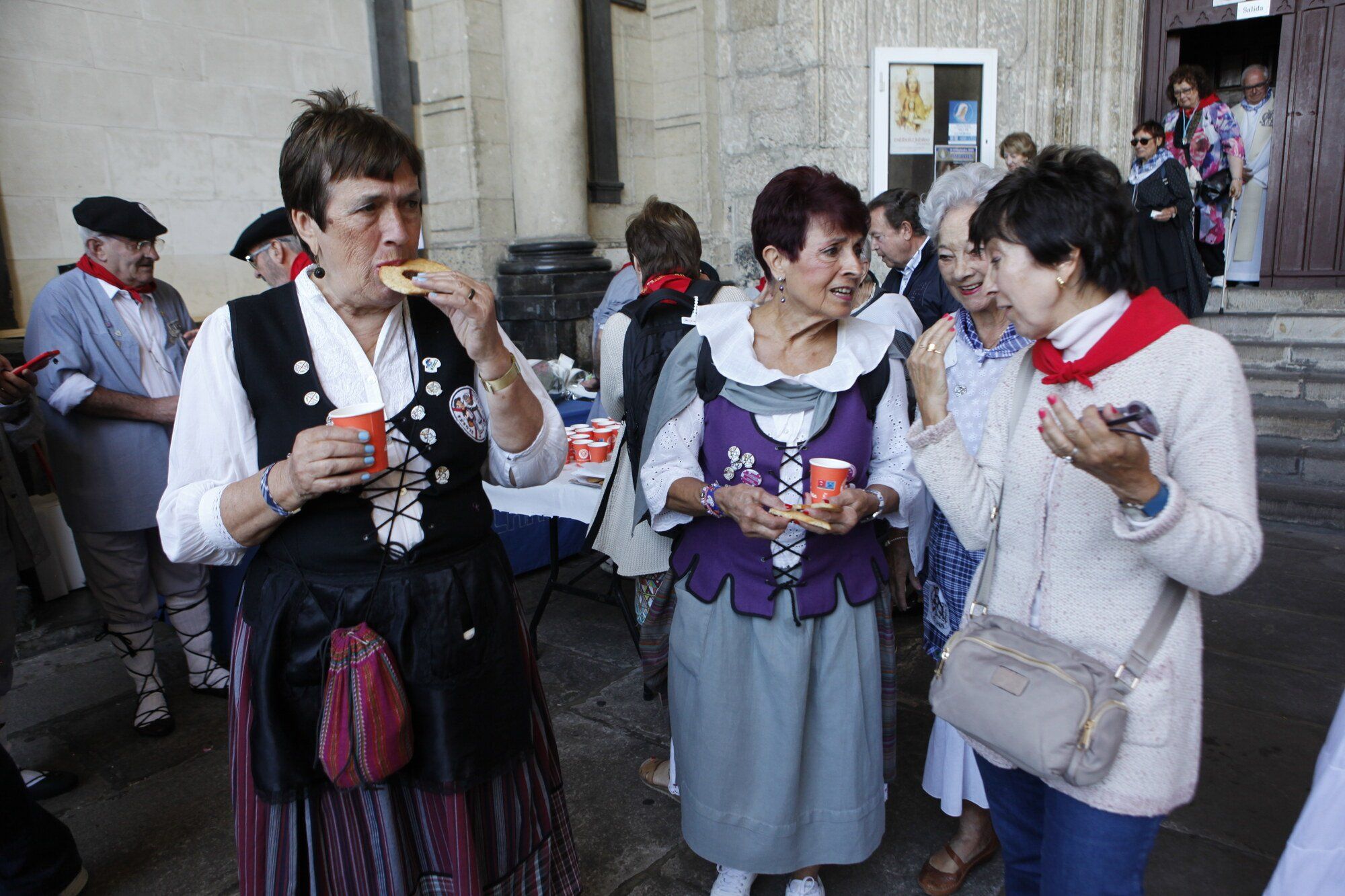 Los blusas y neskas veteranos ya disfrutan de su día en La Blanca