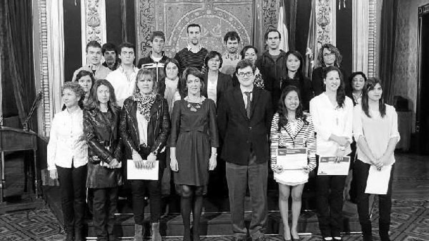 Los y las estudiantes premiados posan en el Salon del Trono con Barcina e Iribas.