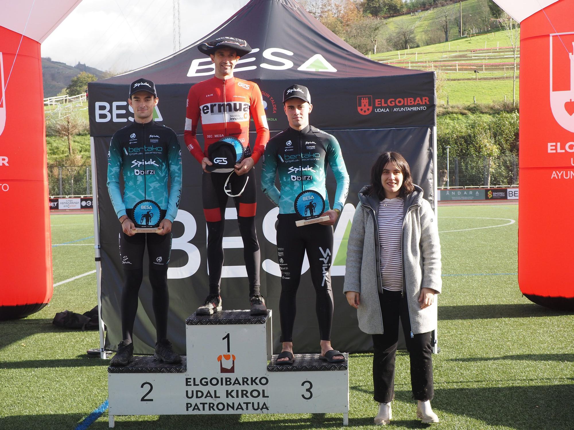 El barro se sumó al espectáculo de ciclocross en Elgoibar
