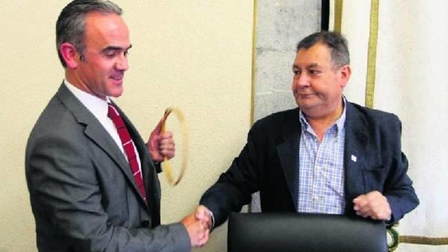 Alfredo Etxeberria recibe el mimbre de mando de manos del socialista Ovidio Campello, en Elgoibar.