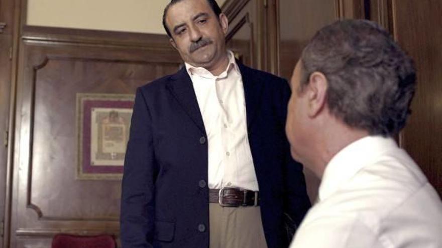 Fotografía facilitada por TVE que muestra al actor Juanjo Cucalón (i) en el papel de Julián Muñoz