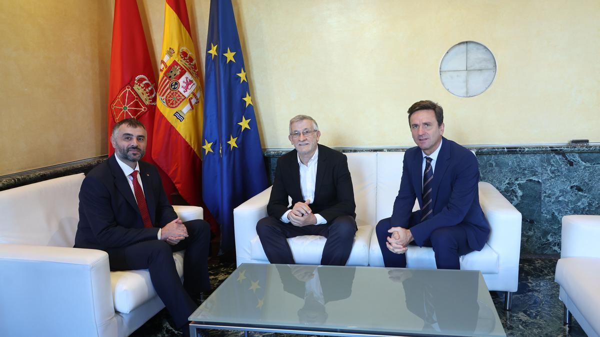 El cónsul de Rumanía Marian Popescu junto con el vicepresidente primero Félix Taberna y el director general de la Cámara de Comercio de Navarra, José Andrés Palacios, al inicio del encuentro.