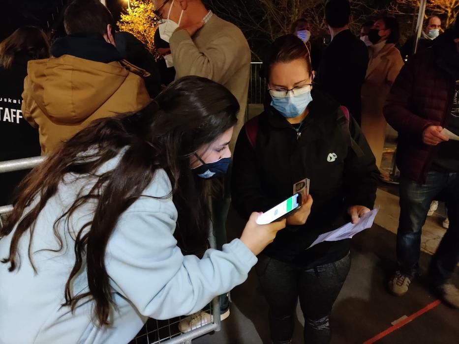 Escaneo del pasaporte covid en los accesos.