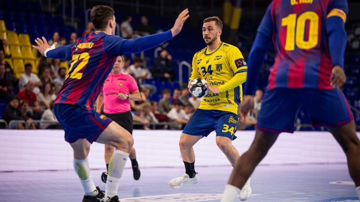 El jugador del Irudek Bidasoa Irun Nacho Valles, en el partido ante el Barça en el Palau Blaugrana
