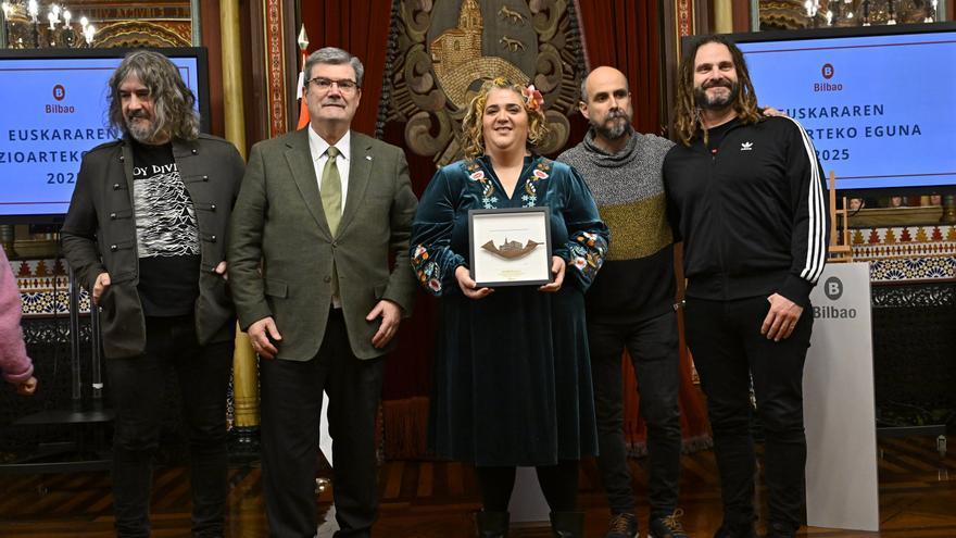 Bilbao celebra el Día Internacional del Euskera con un emotivo homenaje al grupo Zea Mays