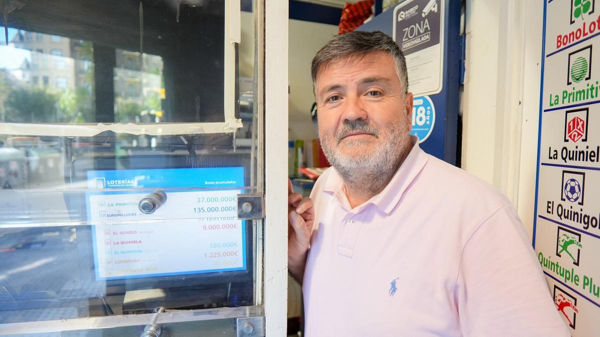 Oriol Villar en el punto de venta de la calle Secundino Esnaola del barrio donostiarra de Gros.