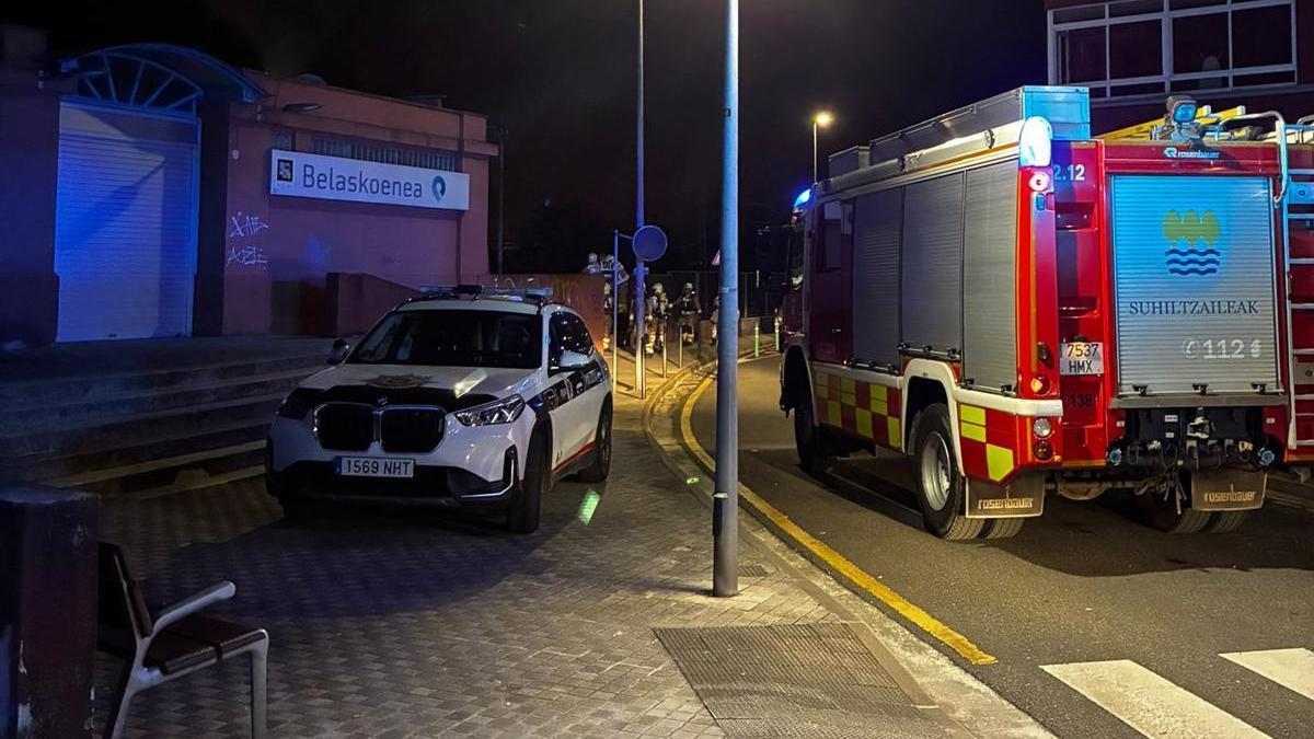 Un coche de la Ertzaintza y un camión de los bomberos, junto a la estación del Topo de Belaskoenea
