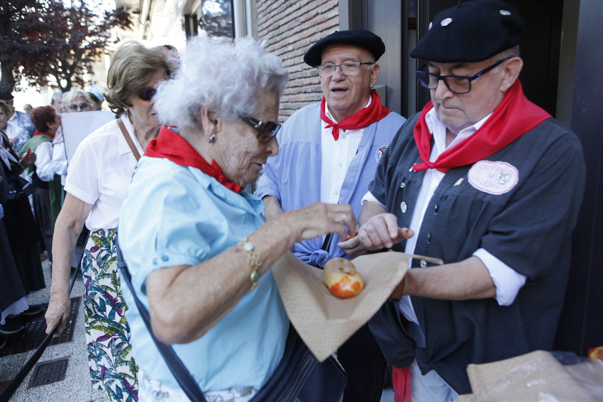 Los blusas y neskas veteranos ya disfrutan de su día en La Blanca