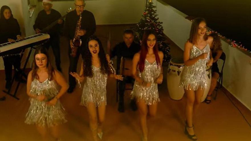 De actuar en fiestas de pueblo a tener decenas de millones de visualizaciones: así es 'Nueva Línea', el nuevo grupo de moda