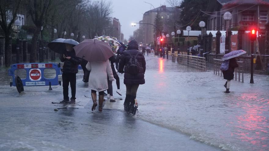 Calles cortadas y afecciones al transporte público por las intensas lluvias en Vitoria