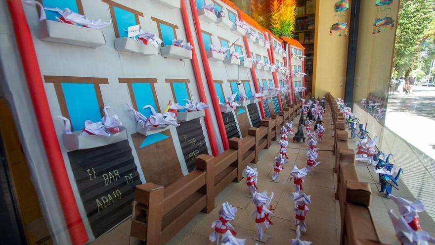 Ratones y toros de papel corren por el escaparate