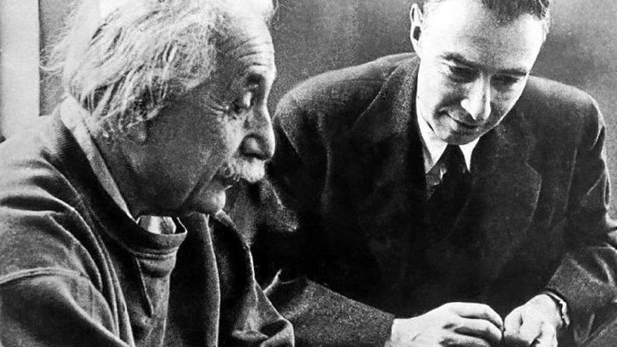 Albert Einstein y Robert Oppenheimer intervinieron en la creación de la bomba atómica.