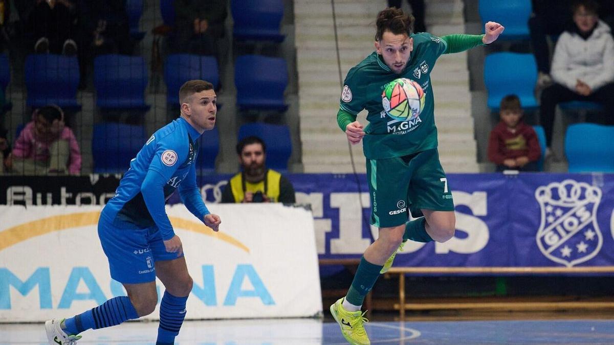 Jhonathan Linhares (d), del Xota, ante el Valdepeñas. El brasileño es baja, ya que ha viajado a su país por asuntos personales.