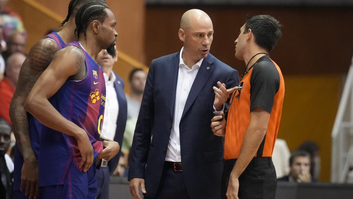 El técnico Joan Peñarroya se dirige al colegiado durante un partido del Barcelona.
