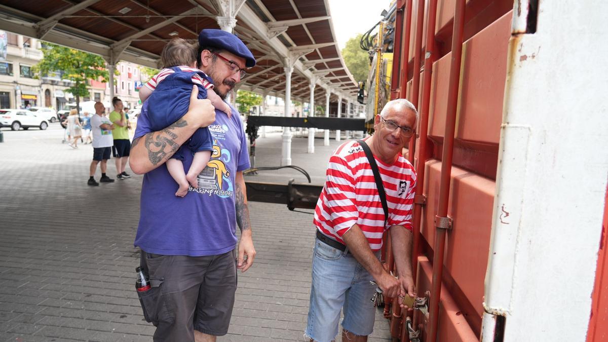 Miembros de Txomin Barullo se preparan para el inicio del montaje