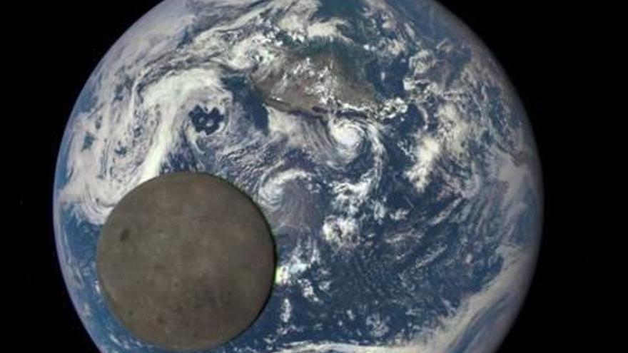 Una cámara de la NASA a bordo del satélite del Observatorio del Clima Espacial (DSCOVR) capturó una vista única de la Luna mientras se movía delante de la cara iluminada de la Tierra el mes pasado.