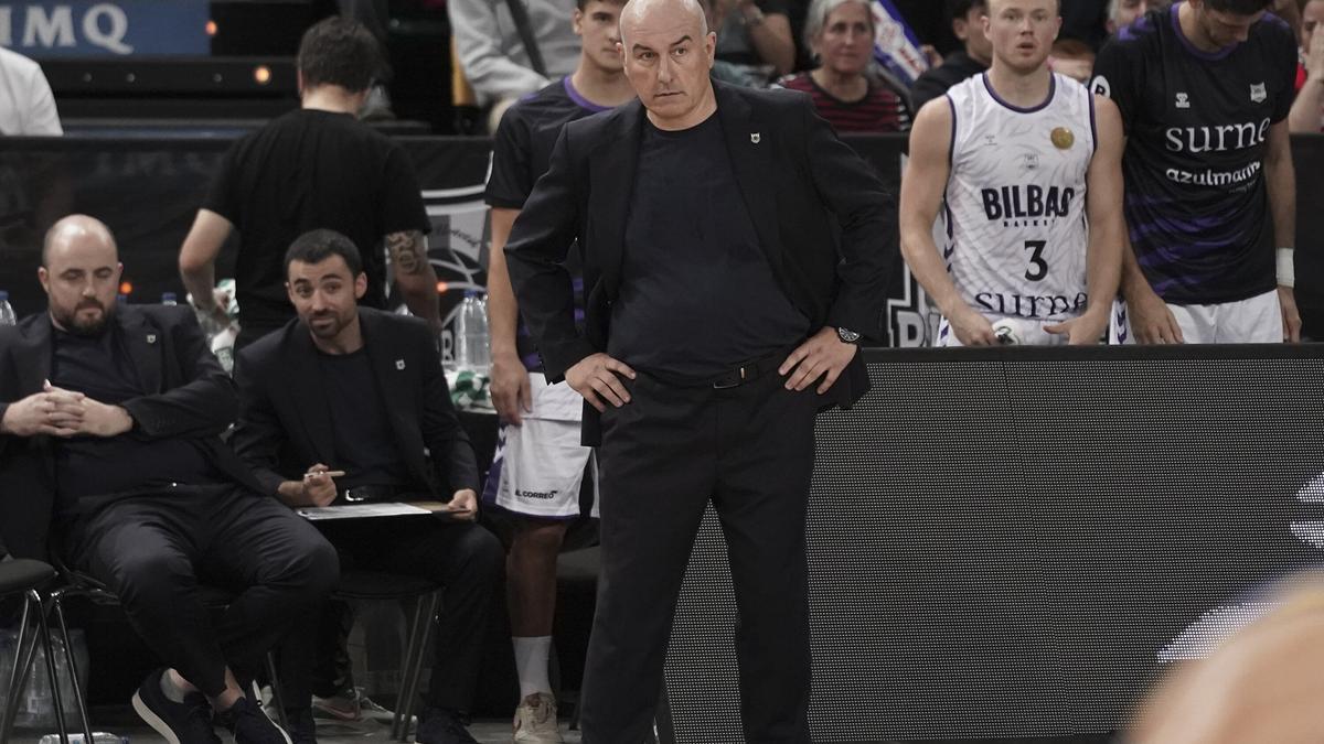 Jaume Ponsarnau sigue un partido con gesto serio. Jaume Ponsarnau sigue un partido con gesto serio.
