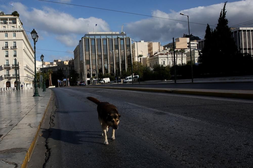 Las calles de Grecia se vacían.