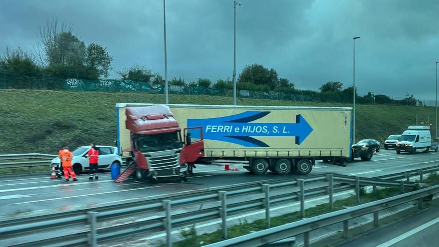 Un camión hace la tijera en la A-8 y corta tres carriles dirección Bilbao