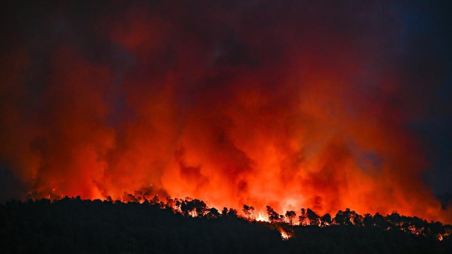 Francia se afana en controlar uno de los peores incendios en medio siglo: &quot;El fuego continúa progresando&quot;