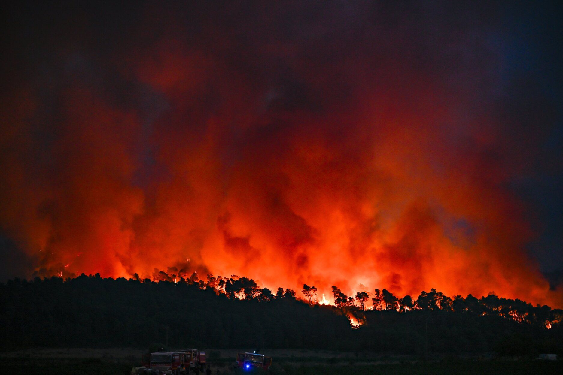 Francia lucha contra uno de los peores incendios en medio siglo