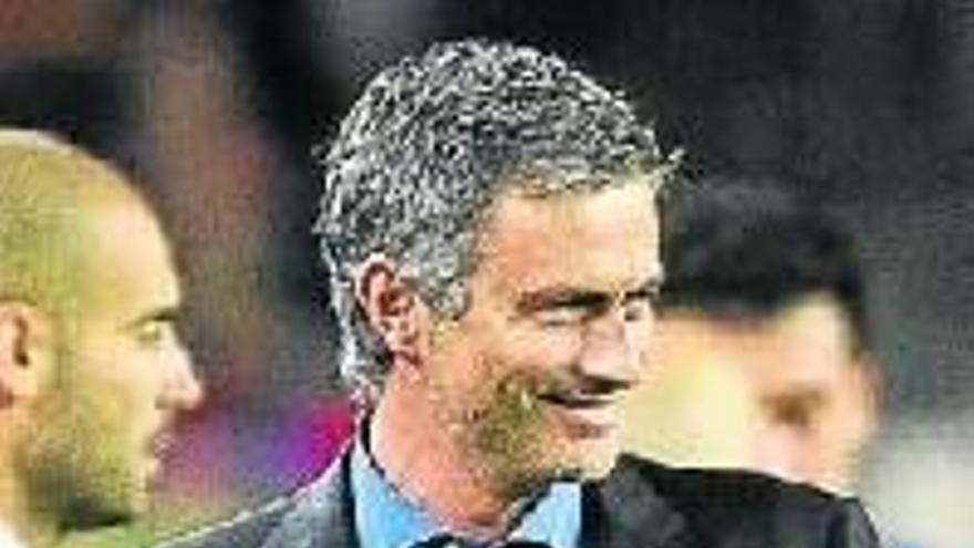 Nourinho sonríe en el Camp Nou, ante la presencia de Guardiola.