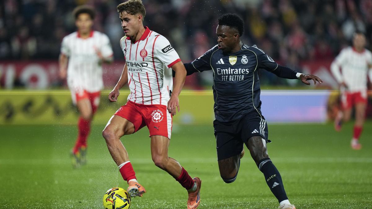 Hugo Rincón, jugador del Girona cedido por el Athletic, protege el balón ante Vinicius.