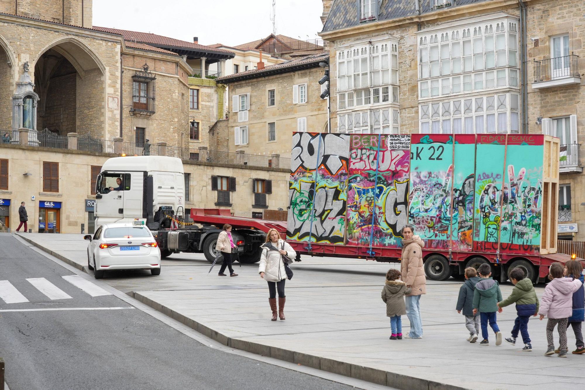 En imágenes: La Virgen Blanca retira su muro y espera ya la noria de Navidad