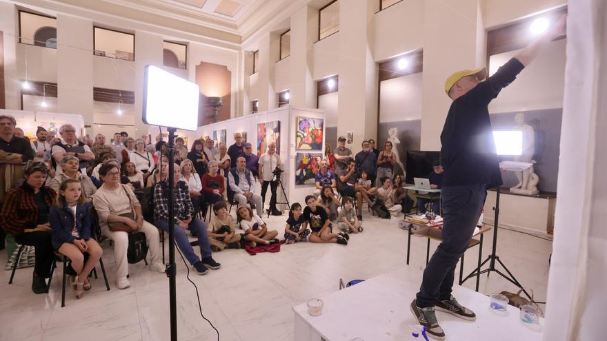 Iker Sánchez Silva une música y pintura en la Escuela de Artes y Oficios