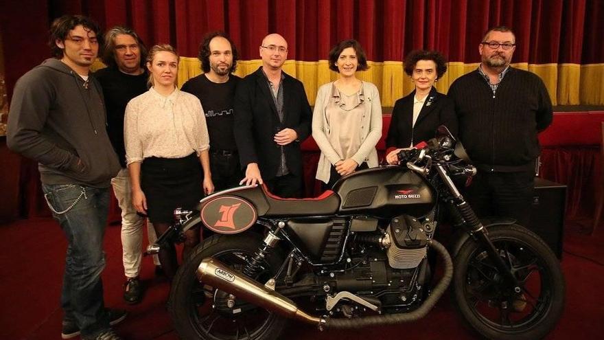Representantes de las entidades que sostienen y colaboran con After Cage, ayer en el Teatro Gayarre, con la &#039;moto instrumento&#039;.