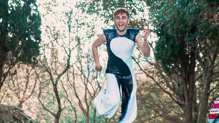 Jon Kass luce una estética rompedora para la presentación de su último álbum.