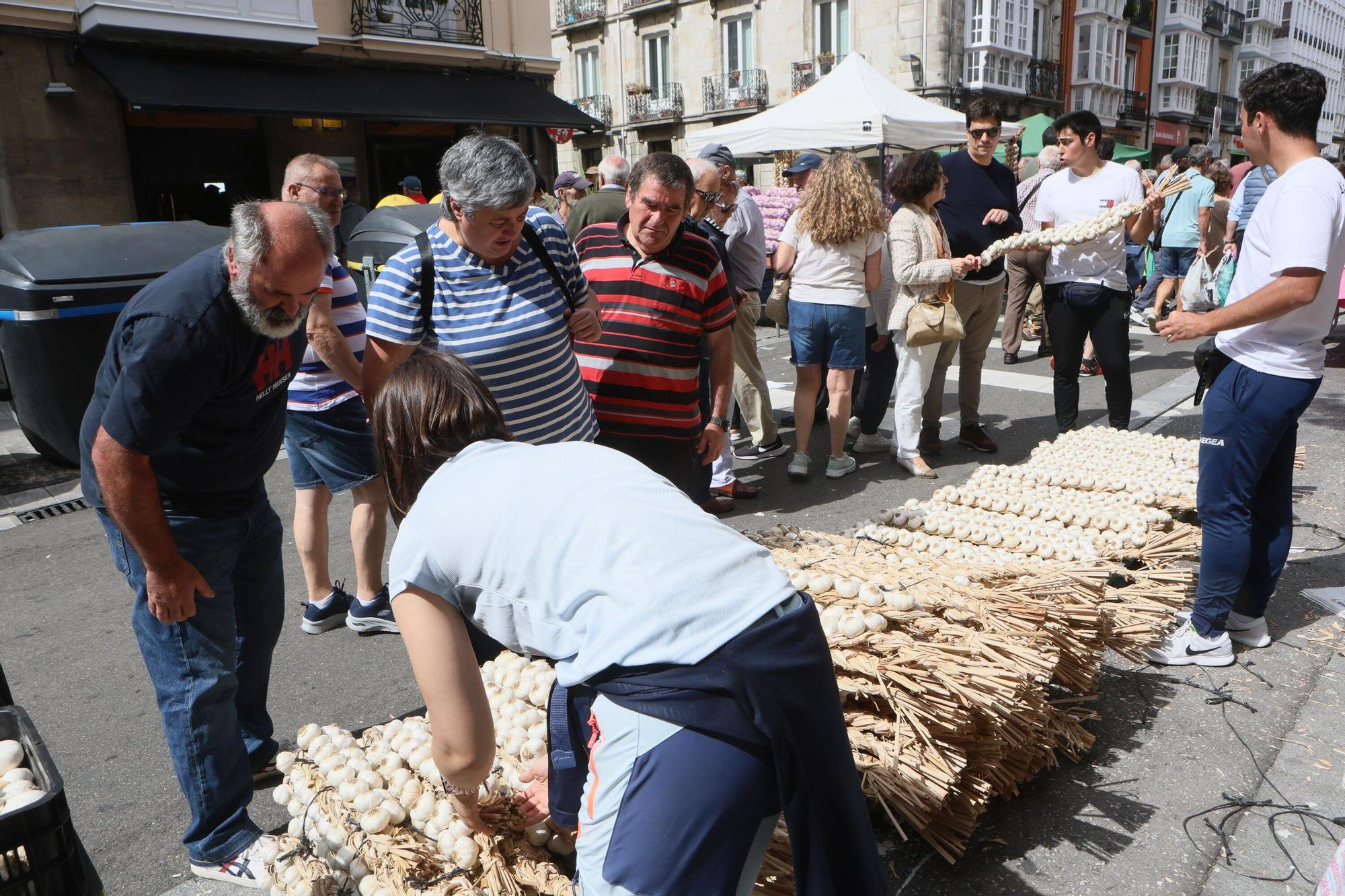 En imágenes: La feria de ajos atrae a los vitorianos un año más