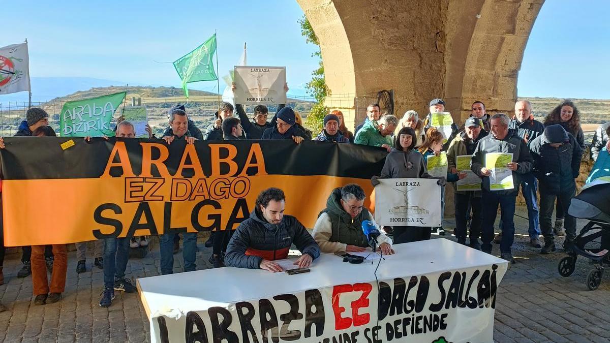 Exigen la paralización de las obras de la central eólica de Labraza (Álava)