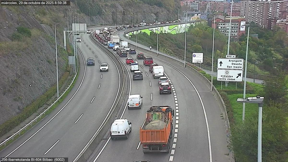 Retenciones en Enekuri en sentido Bilbao por un accidente Retenciones en Enekuri en sentido Bilbao por un accidente