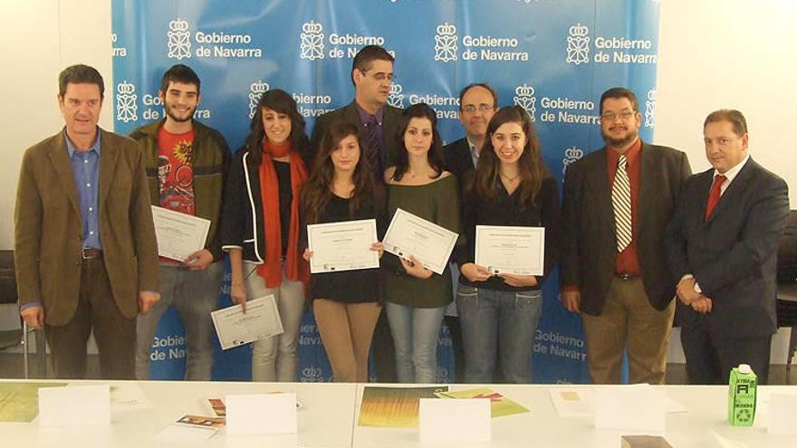 Los galaradonados con el director general Andrés Eciolaza y profesores de las escuelas de diseño.