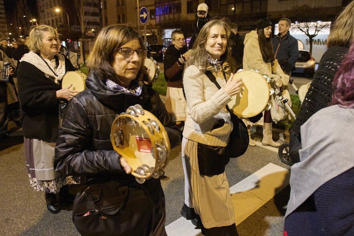 Olentzero y Mari Domingi recogen las últimas cartas en Iturrama